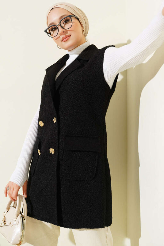 Gilet noir à double boutonnage et col boutonné.
