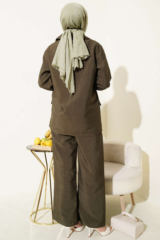 Ensemble kaki avec veste à col croisé et boutons dorés