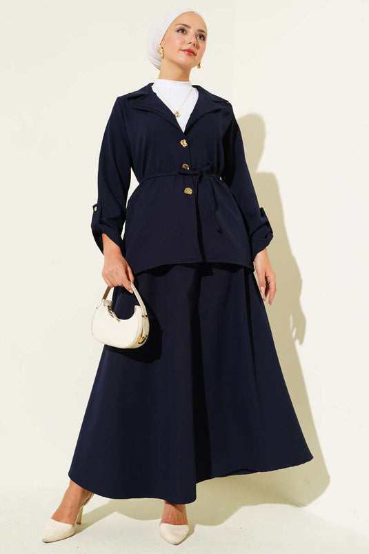 بدلة مكونة من قطعتين، ذات ياقة مزدوجة الصدر وأزرار ذهبية، باللون الأزرق الداكن