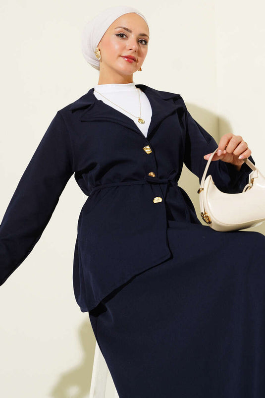 بدلة مكونة من قطعتين، ذات ياقة مزدوجة الصدر وأزرار ذهبية، باللون الأزرق الداكن