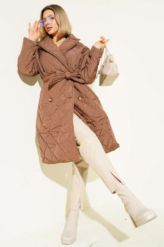 معطف بني اللون، مبطن بحزام، ذو صفين من الأزرار.