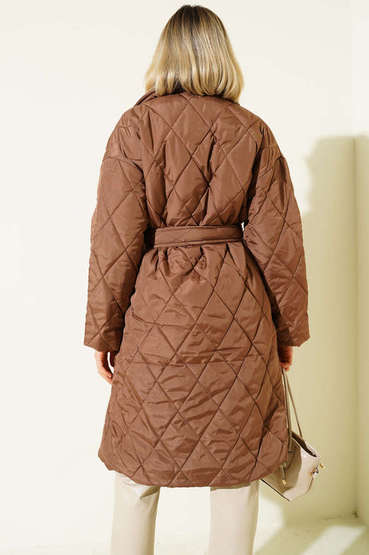 معطف بني اللون، مبطن بحزام، ذو صفين من الأزرار.