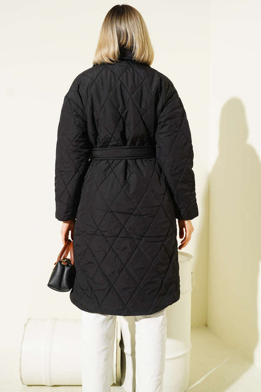 معطف أسود مبطن بحزام، ذو صفين من الأزرار.