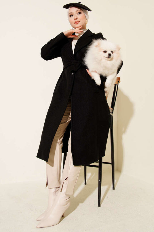 Abrigo de kaşe negro con cuello cruzado