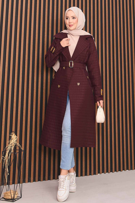 Trench-coat matelassé bordeaux à double boutonnage et ceinture, avec hijab intégré