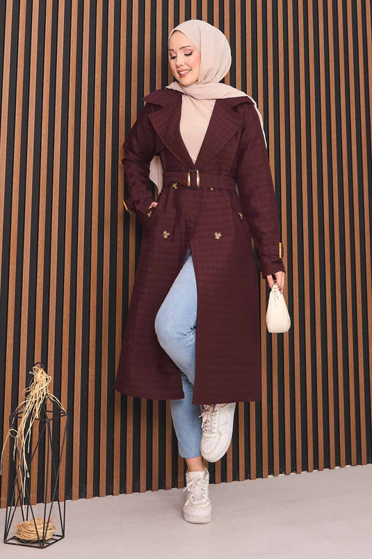 Trench-coat matelassé bordeaux à double boutonnage et ceinture, avec hijab intégré