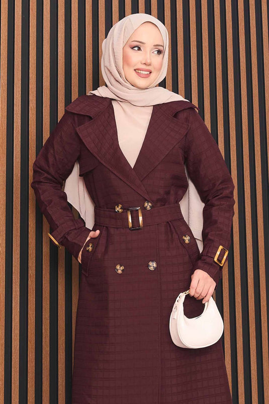 Trench-coat matelassé bordeaux à double boutonnage et ceinture, avec hijab intégré