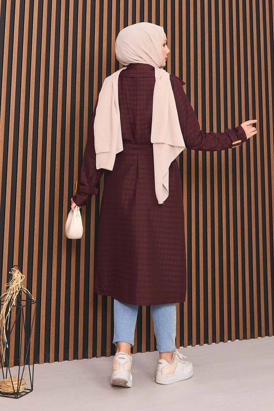 Trench-coat matelassé bordeaux à double boutonnage et ceinture, avec hijab intégré