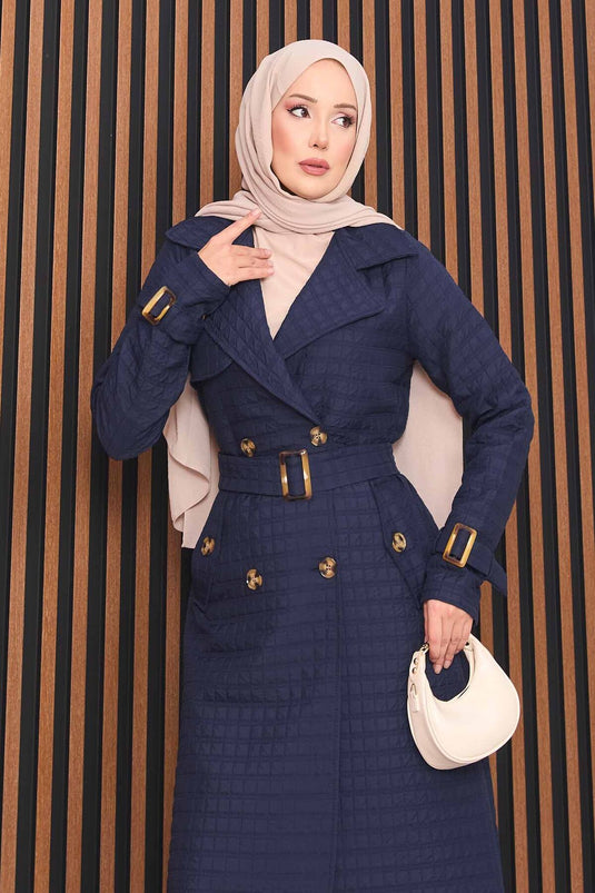 Trench-coat matelassé bleu marine à double boutonnage et ceinture, avec hijab intégré
