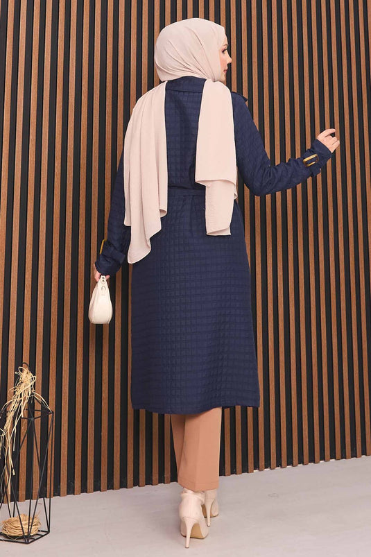 Trench-coat matelassé bleu marine à double boutonnage et ceinture, avec hijab intégré