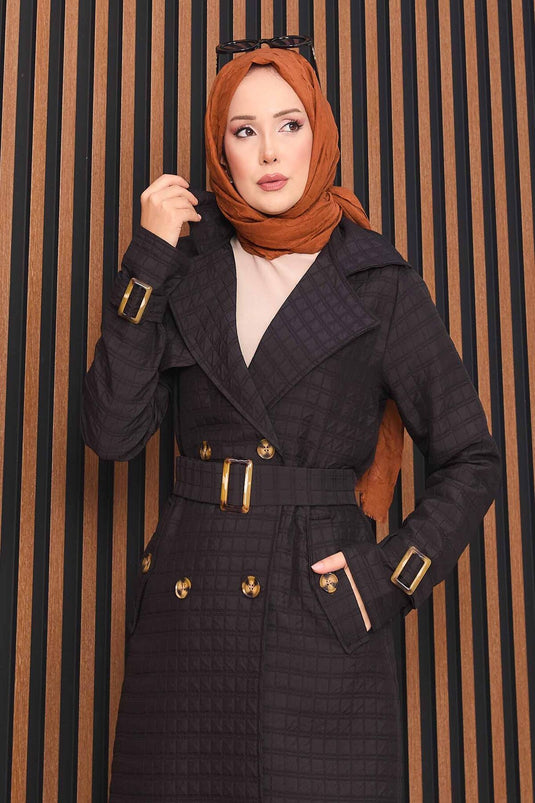 Trench-coat matelassé noir à double boutonnage et ceinture, avec hijab intégré