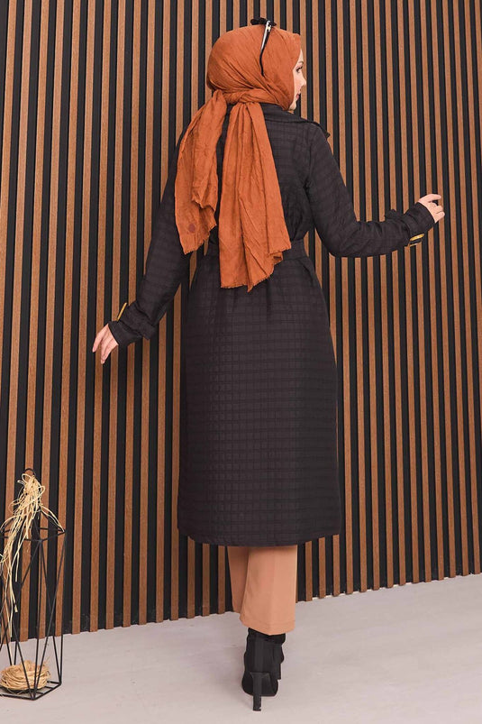 Trench-coat matelassé noir à double boutonnage et ceinture, avec hijab intégré