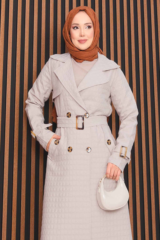 Trench-coat matelassé à double boutonnage et ceinture hijab couleur pierre