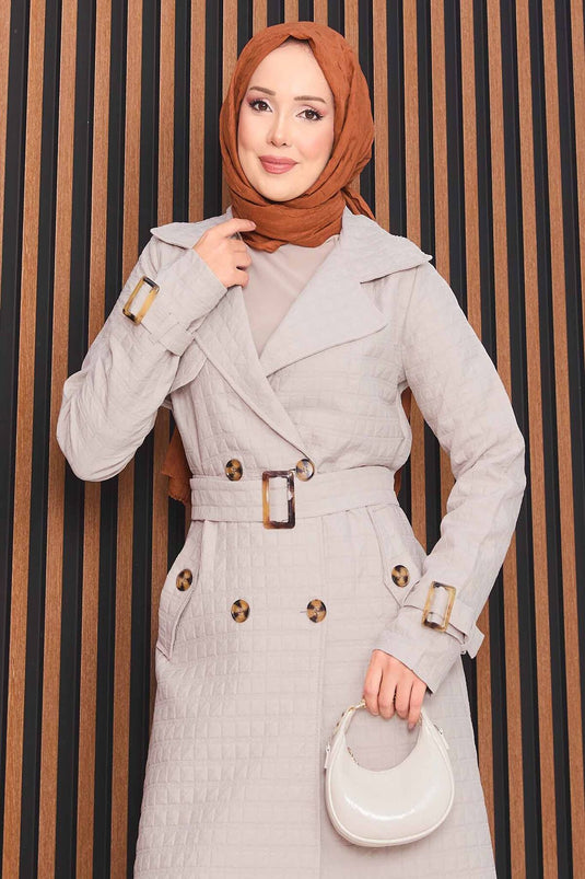 Trench-coat matelassé à double boutonnage et ceinture hijab couleur pierre