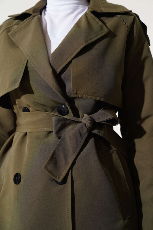 Zweireihiger, kurzer Trenchcoat in Khaki