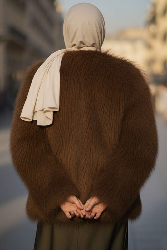 Dunkelbrauner, doppelreihiger, pelzgefütterter Mantel.