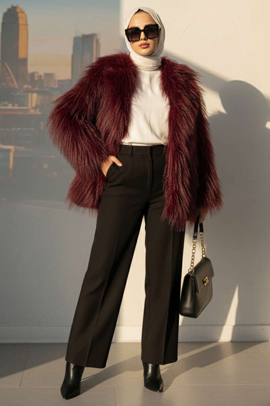 Zweireihiger, pelzgefütterter Mantel, bordeauxrot.