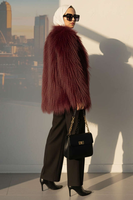 Zweireihiger, pelzgefütterter Mantel, bordeauxrot.