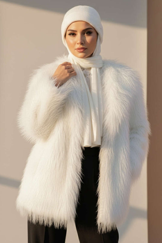 معطف مزدوج الصدر مبطن بالفرو، لون بيج فاتح.