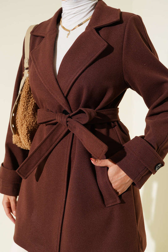 ياقة مزدوجة الصدر، وتفاصيل حزام، معطف قصير من الكشمير، بني اللون.