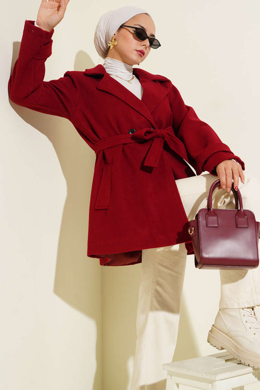 ياقة مزدوجة الصدر، وتفاصيل حزام، معطف قصير من الكشمير، أحمر اللون.