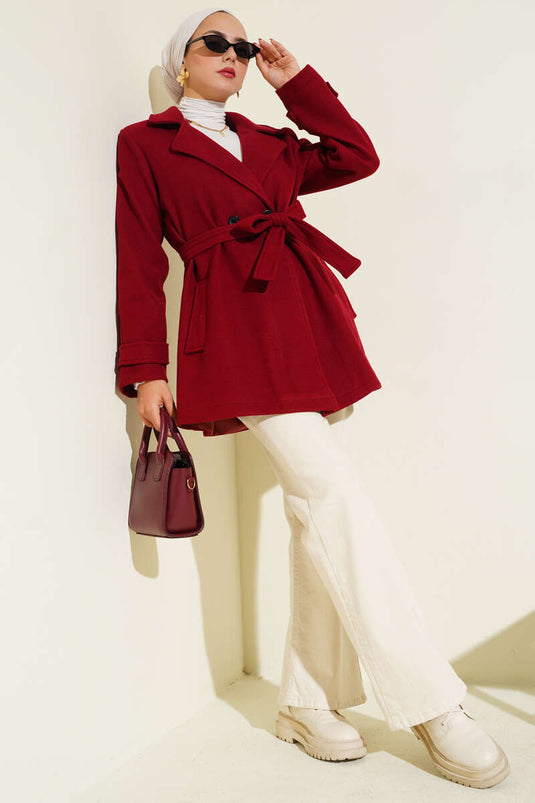 ياقة مزدوجة الصدر، وتفاصيل حزام، معطف قصير من الكشمير، أحمر اللون.