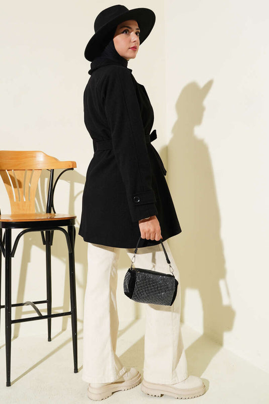 معطف قصير من الكشمير، أسود اللون، بياقة مزدوجة الصدر وتفاصيل حزام.