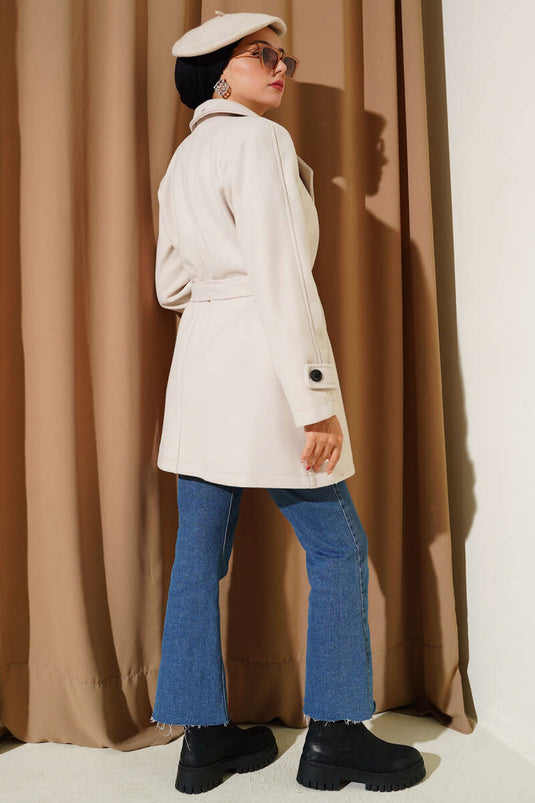 ياقة مزدوجة الصدر، تفاصيل حزام، معطف قصير من الكشمير، زينة من الأحجار.