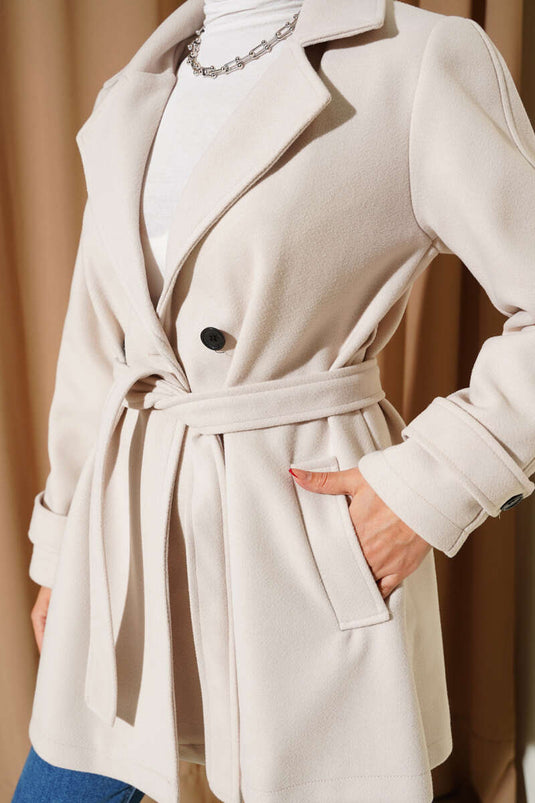 ياقة مزدوجة الصدر، تفاصيل حزام، معطف قصير من الكشمير، زينة من الأحجار.