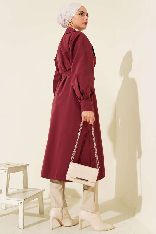 Trench-coat croisé avec détail de ceinture, bordeaux.