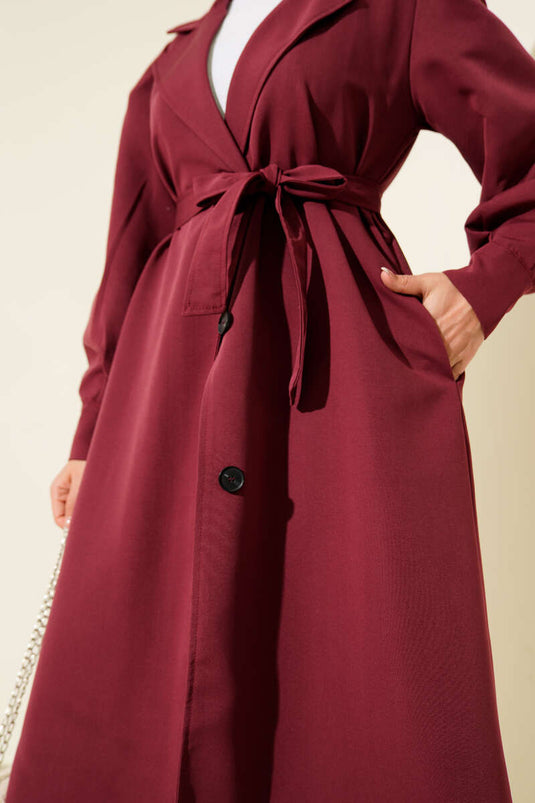 Trench-coat croisé avec détail de ceinture, bordeaux.