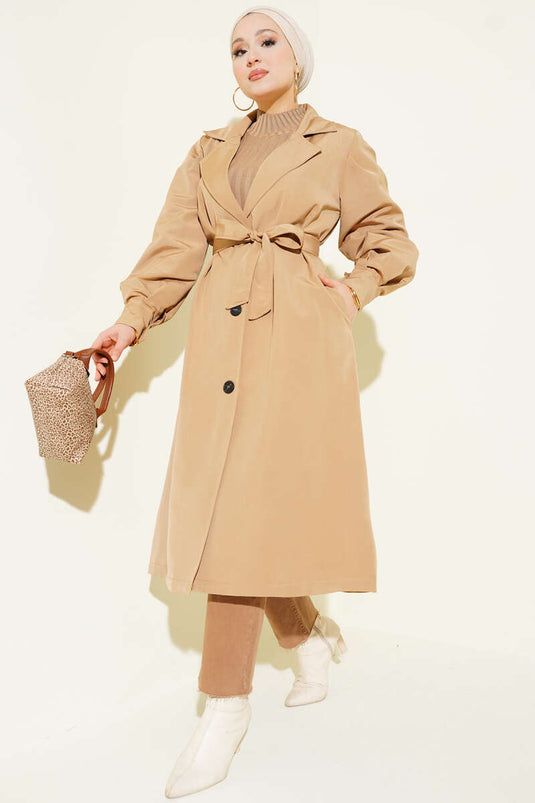 Trench-coat croisé avec ceinture, couleur camel.