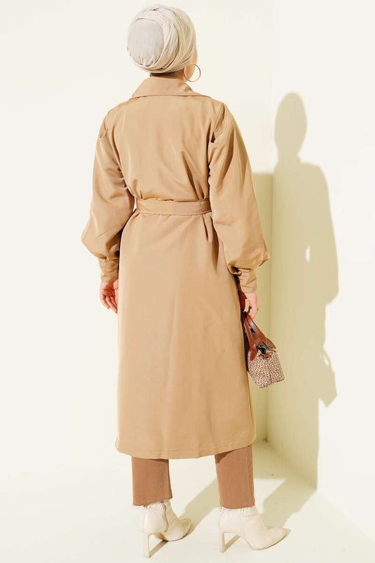 Trench-coat croisé avec ceinture, couleur camel.