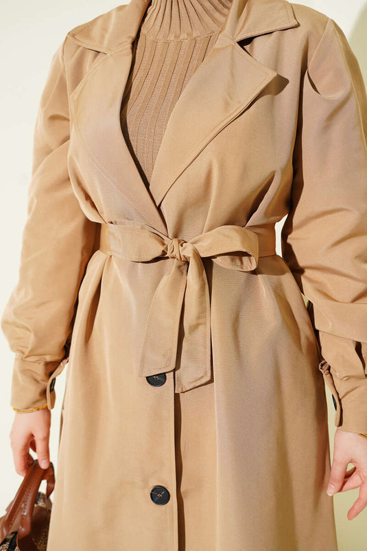 Trench-coat croisé avec ceinture, couleur camel.