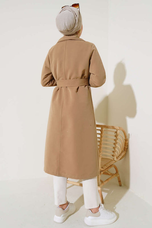 Zweireihiger Trenchcoat mit Kragen und Gürtel und Knöpfen in Latte