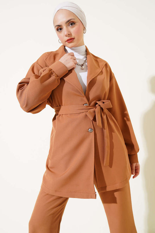 Traje de dos piezas cruzado con cinturón en color camello