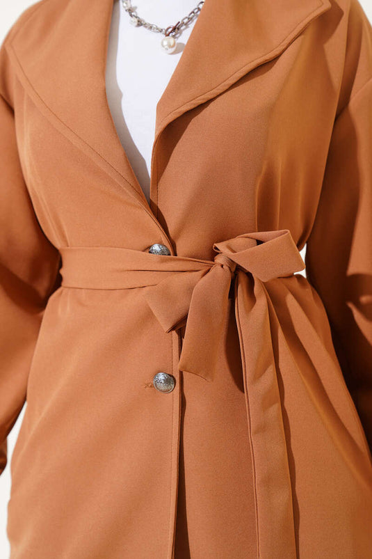 Traje de dos piezas cruzado con cinturón en color camello
