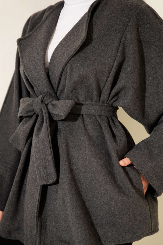 Veste croisée en cachemire ceinturée, gris fumé.