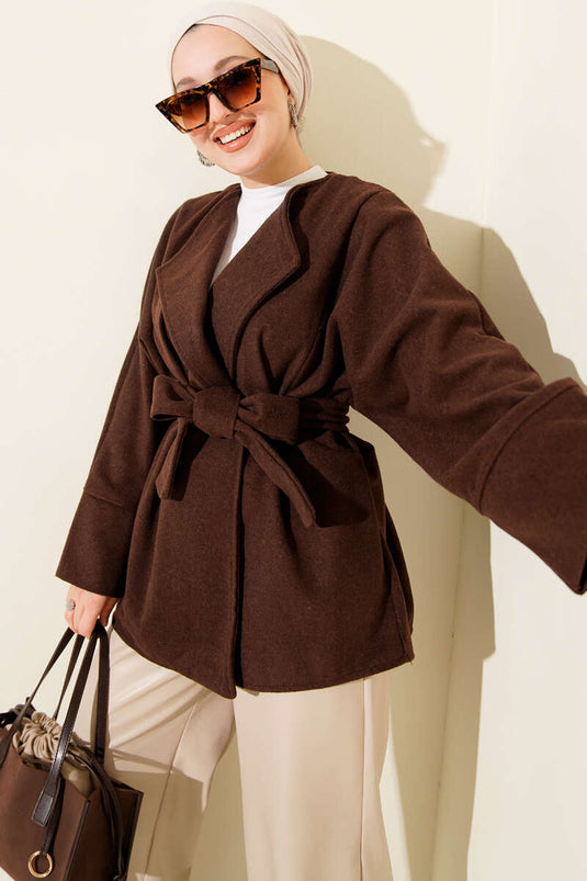 Veste croisée en cachemire marron avec ceinture.