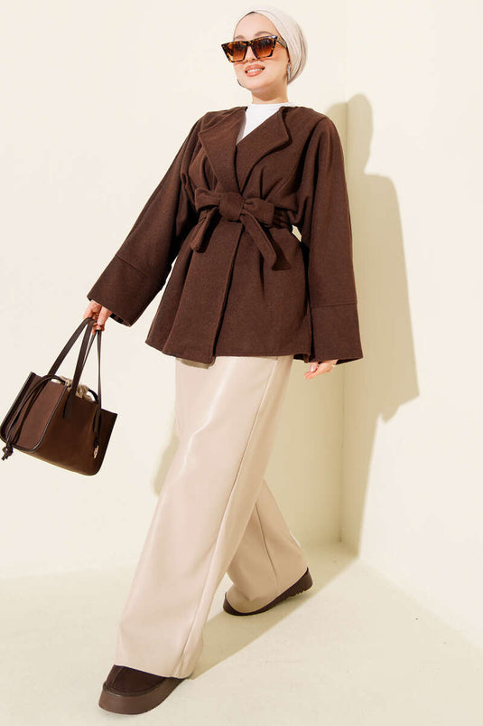 Veste croisée en cachemire marron avec ceinture.