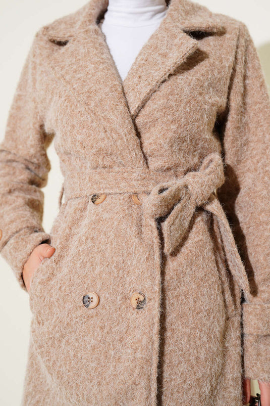 Abrigo de cachemira con cinturón y doble botonadura en color camel