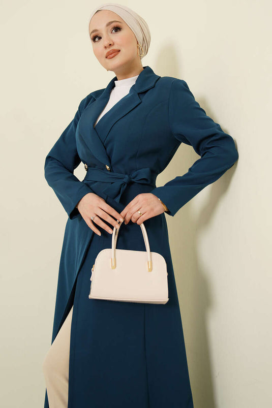 عباءة طويلة بحزام وياقة متقاطعة بلون أخضر نفطي