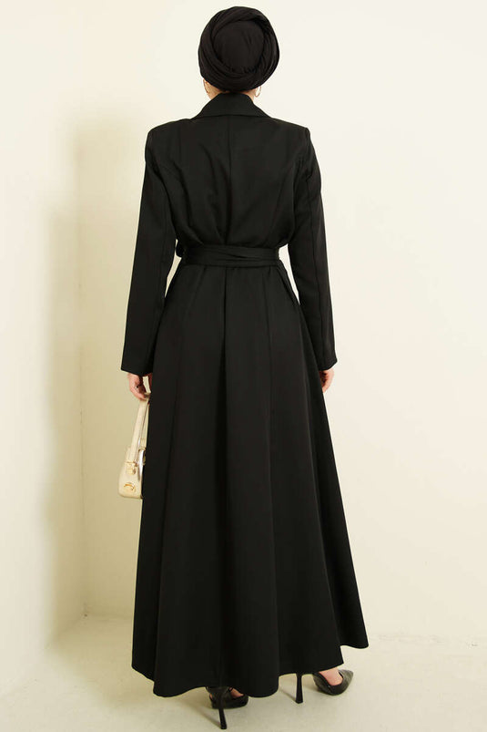 عباءة طويلة بحزام وياقة متقاطعة باللون الأسود