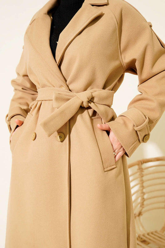 معطف كشمير بلون الجمل مع ياقة وكتف وكتاف مزدوجين