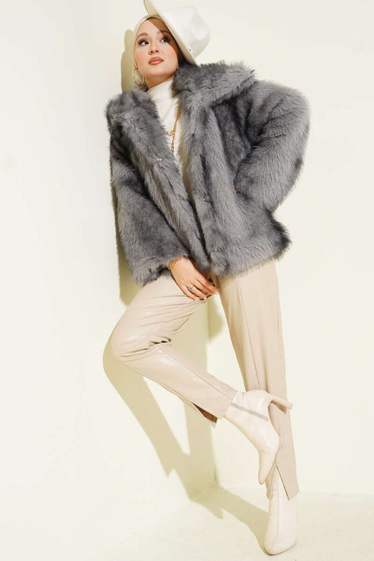 معطف فرو رمادي فضفاض ذو صفين من الأزرار وجيوب.