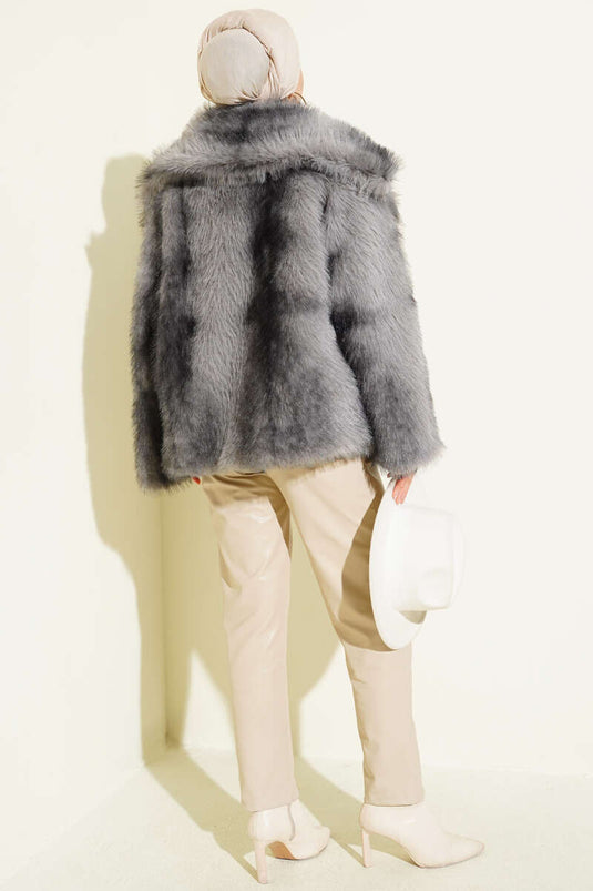 معطف فرو رمادي فضفاض ذو صفين من الأزرار وجيوب.