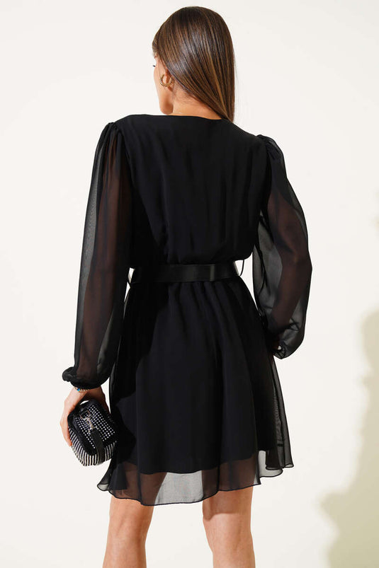 Robe noire à double boutonnage et ceinture métallique