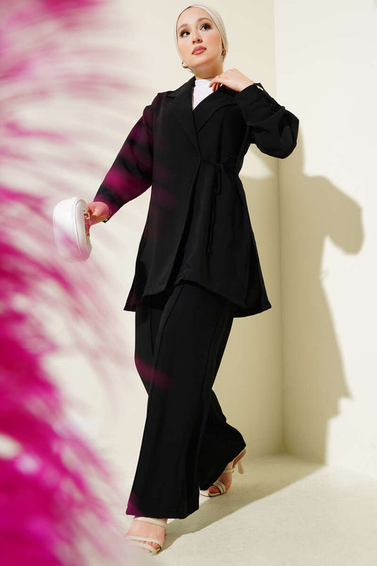 Traje negro de dos piezas con doble botonadura y lazo lateral