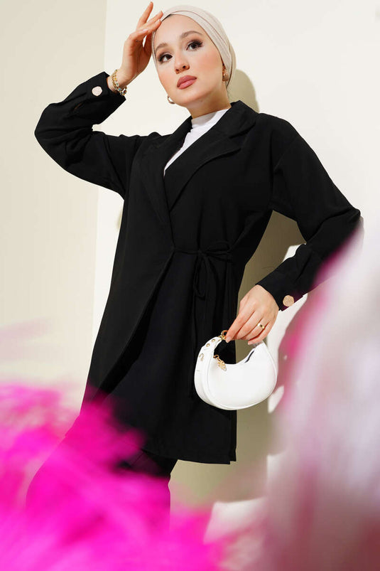 Traje negro de dos piezas con doble botonadura y lazo lateral