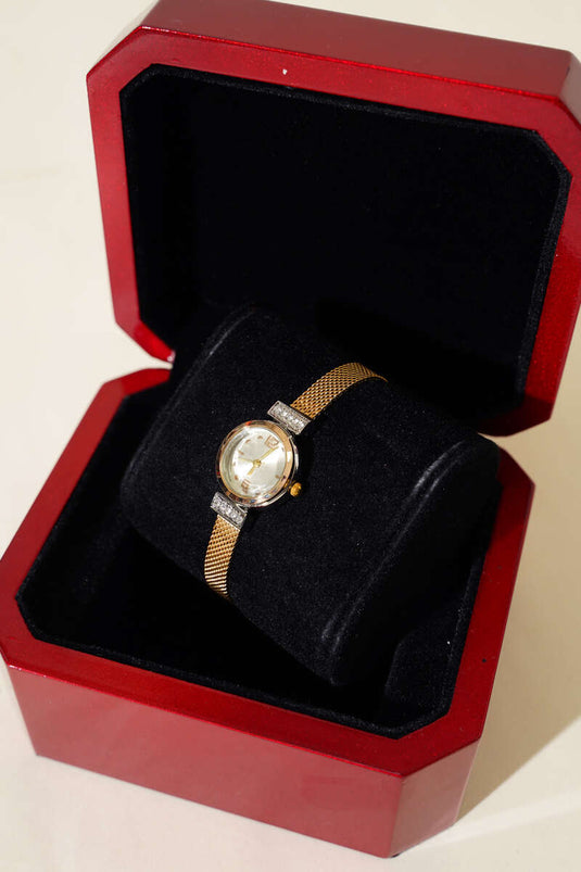 Montre-bracelet pour femme avec petit cadre et bracelet tricoté doré